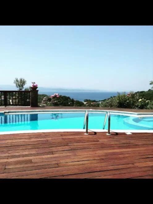 Bassein majutusasutuses Luxury Villa Nefeli in Skiathos featuring an Exclusive Private Pool Oasis või selle lähedal