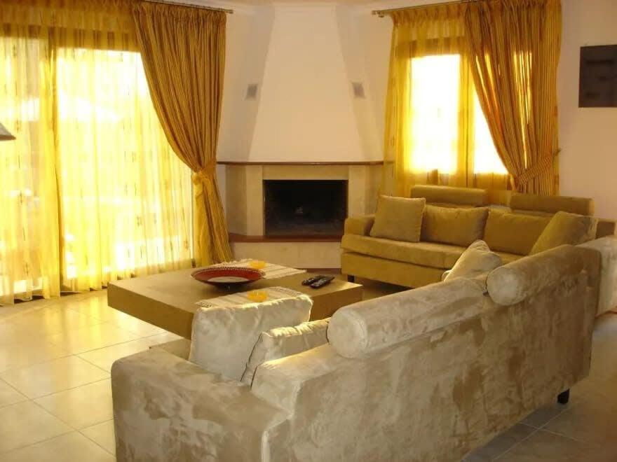 Istumisnurk majutusasutuses Luxury Villa Nefeli in Skiathos featuring an Exclusive Private Pool Oasis