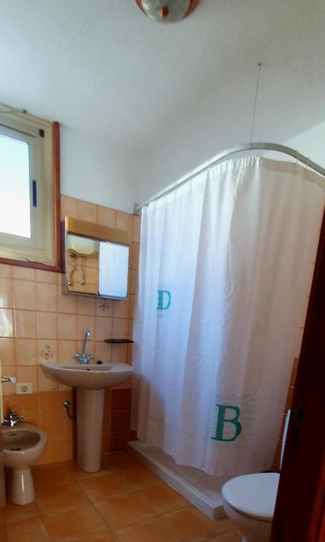 a bathroom with a shower curtain and a sink at Puerto Naos Beach 2 in Puerto Naos