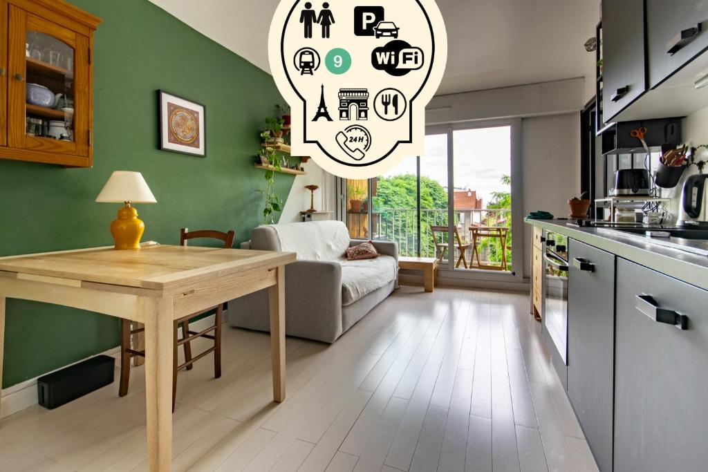 une cuisine et un salon avec une table et un canapé dans l'établissement Studio Balcon avec Parking securisé, à Montreuil