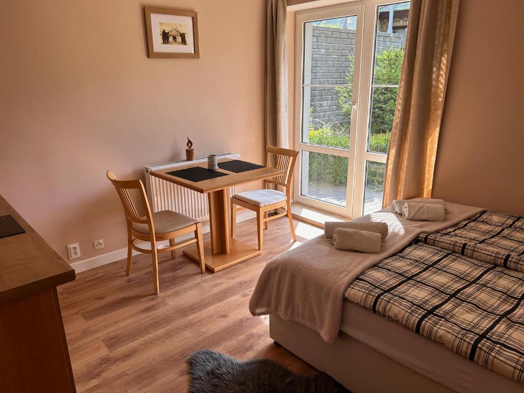 Postel nebo postele na pokoji v ubytování Apartmány Gryf Harrachov
