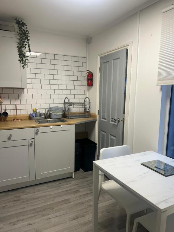 カーディフにあるQuaint Space, 10 minutes walk from Cardiff Centralのキッチン(テーブル、シンク、カウンター付)