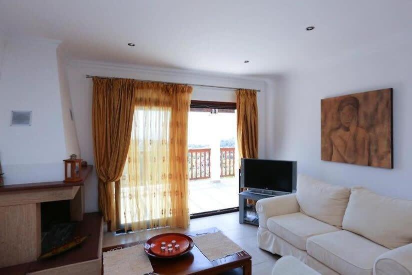 TV a/nebo společenská místnost v ubytování Dreamy Villa Jasmine in Skiathos with Your Exclusive Private Pool