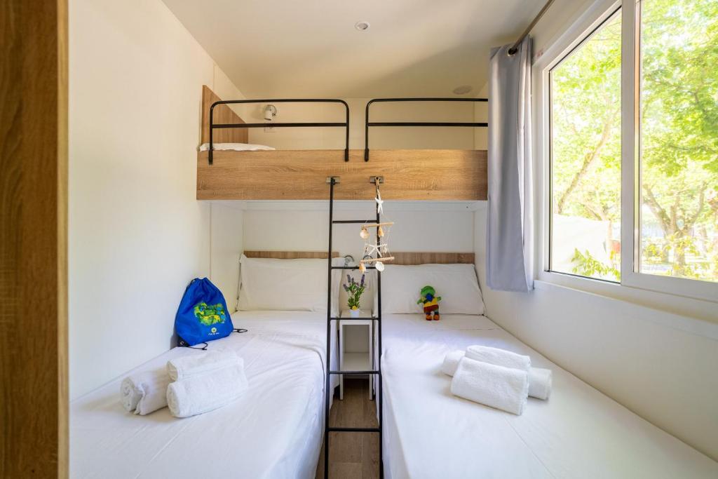 Postel nebo postele na pokoji v ubytování Club del Sole Adriatico Cervia Easy Camping Village