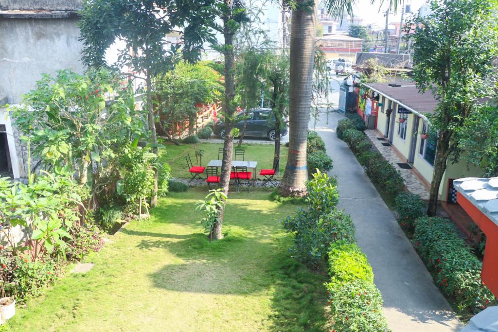 Jardí fora de Hotel Village Inn