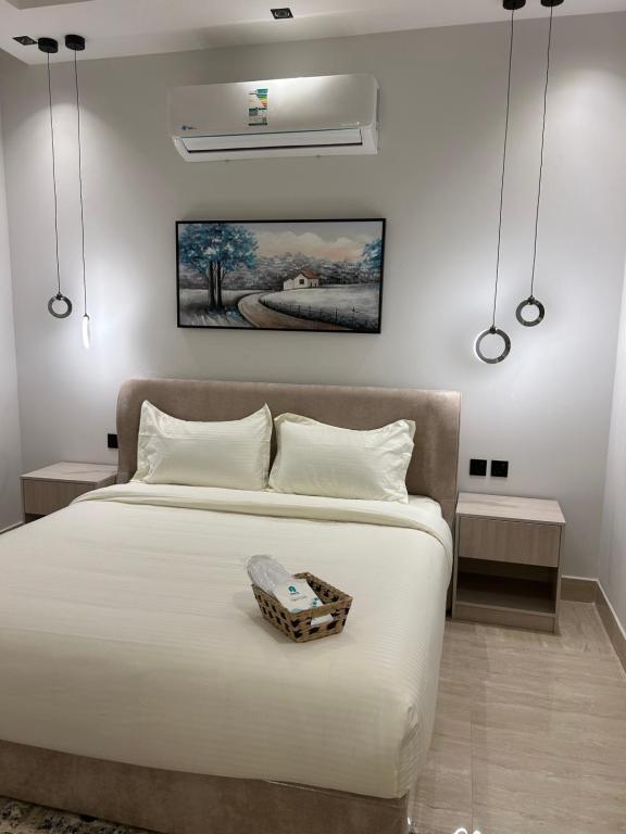 Giường trong phòng chung tại شقة راقية بدخول ذاتي بالقرب البوليفارد