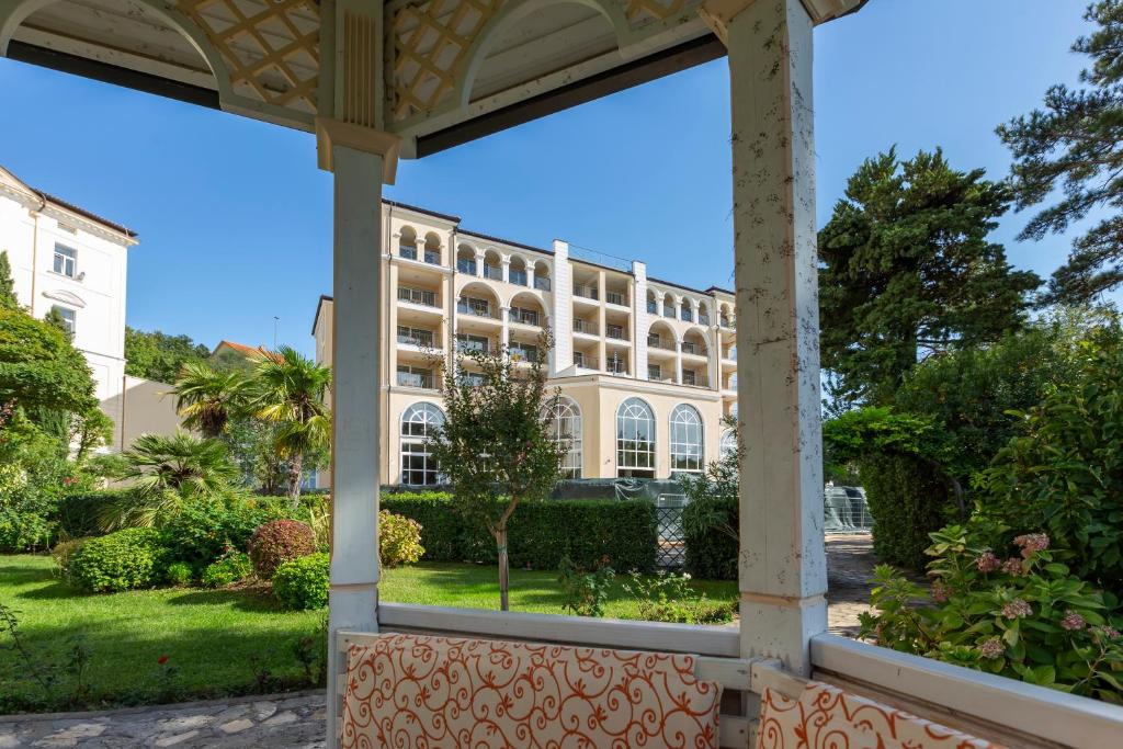 Vrt ispred objekta Hotel Kvarner Palace