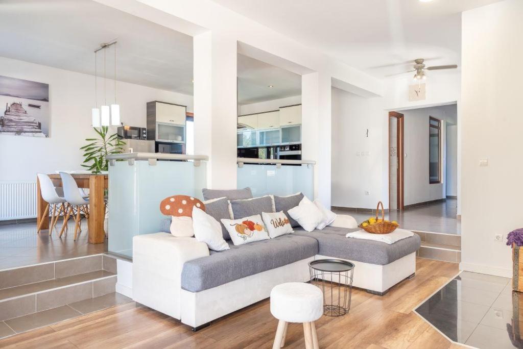 Posedenie v ubytovaní Villa Maslina with private pool on quiet location - by TA Leut Agency