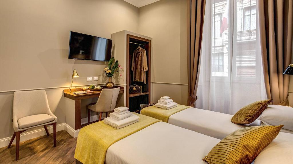 Postel nebo postele na pokoji v ubytování Charme Spagna Boutique Hotel