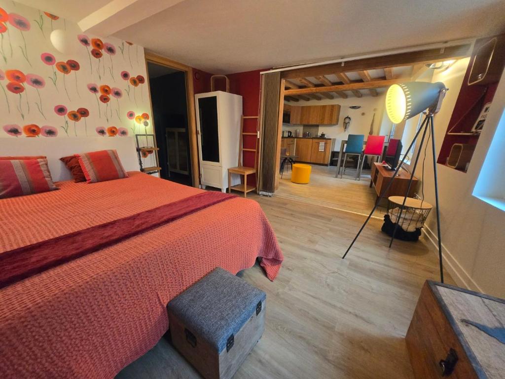 une chambre avec un lit avec une couette rouge dans l'établissement La Casa di Nona, à Honfleur