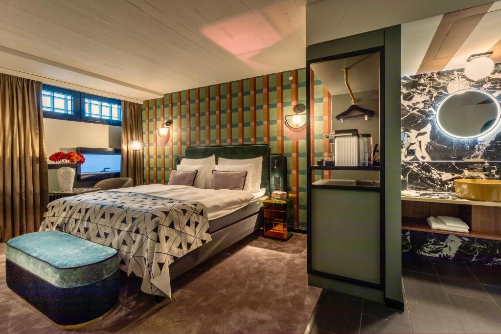 Postel nebo postele na pokoji v ubytování The Home Hotel Zürich - a member of DESIGN HOTELS
