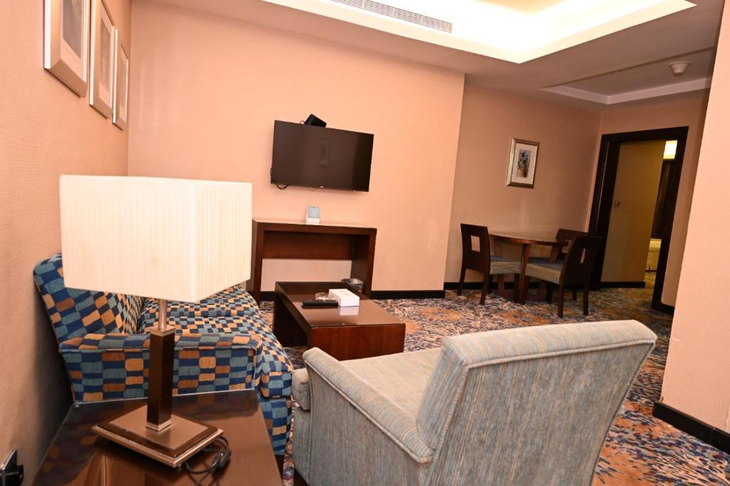 TV a/nebo společenská místnost v ubytování Merkure Jeddah Al Hamraa Hotel