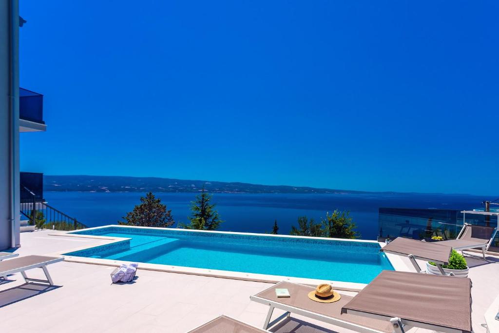 Bazén v ubytovaní Villa Belvedere with heated pool, billiards, Media room, sea views,10 pax alebo v jeho blízkosti