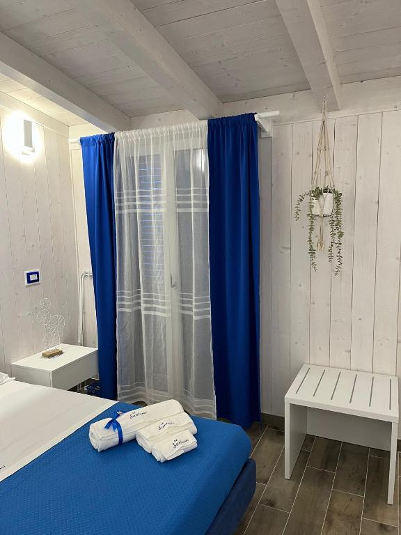 Giường trong phòng chung tại B&B Santorini