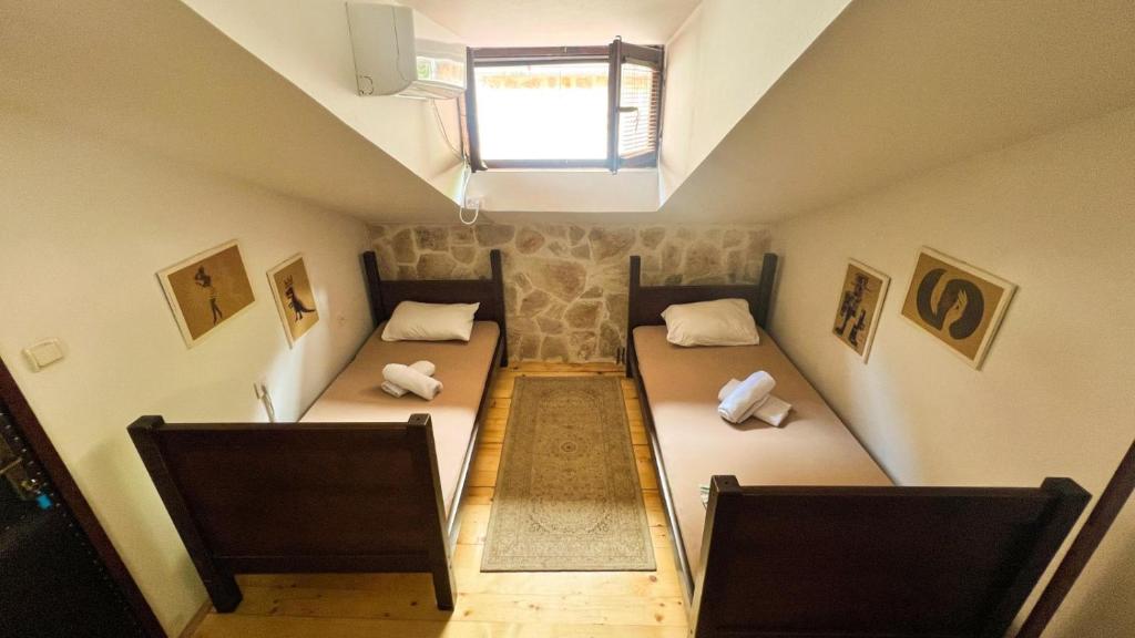 Postel nebo postele na pokoji v ubytování Old Town Homestel
