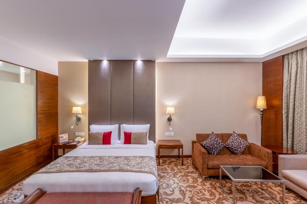 Postel nebo postele na pokoji v ubytování Pride Plaza Hotel, Kolkata