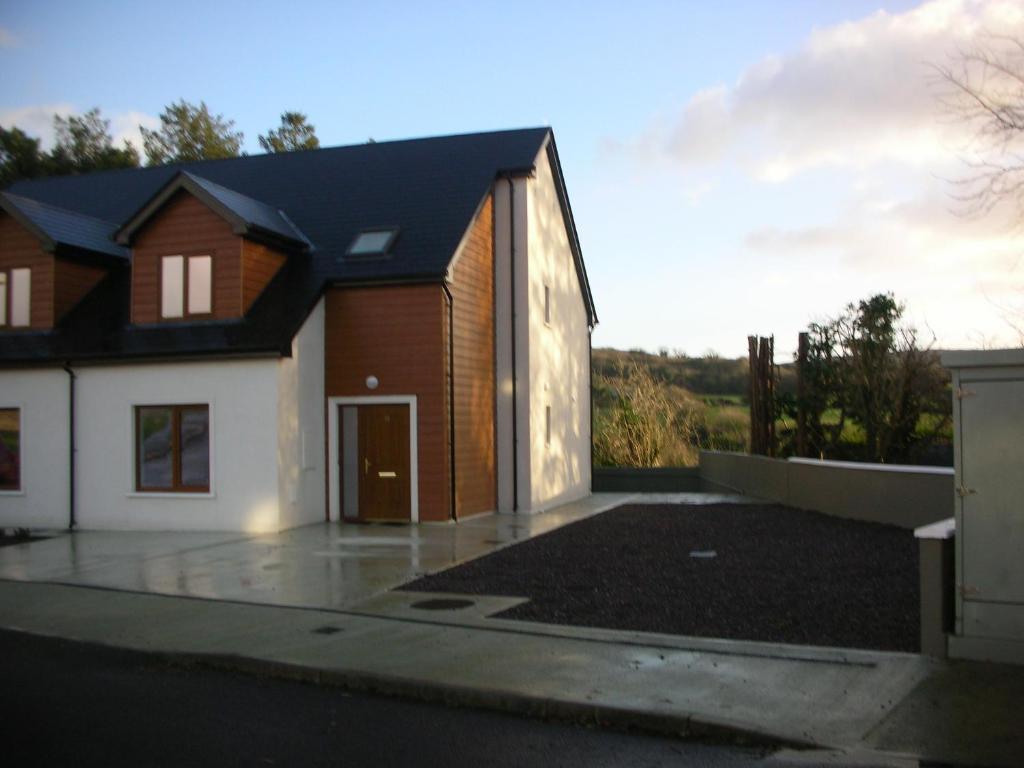 a house with a large driveway in front of it at 18 Carraig Naofa in Bantry