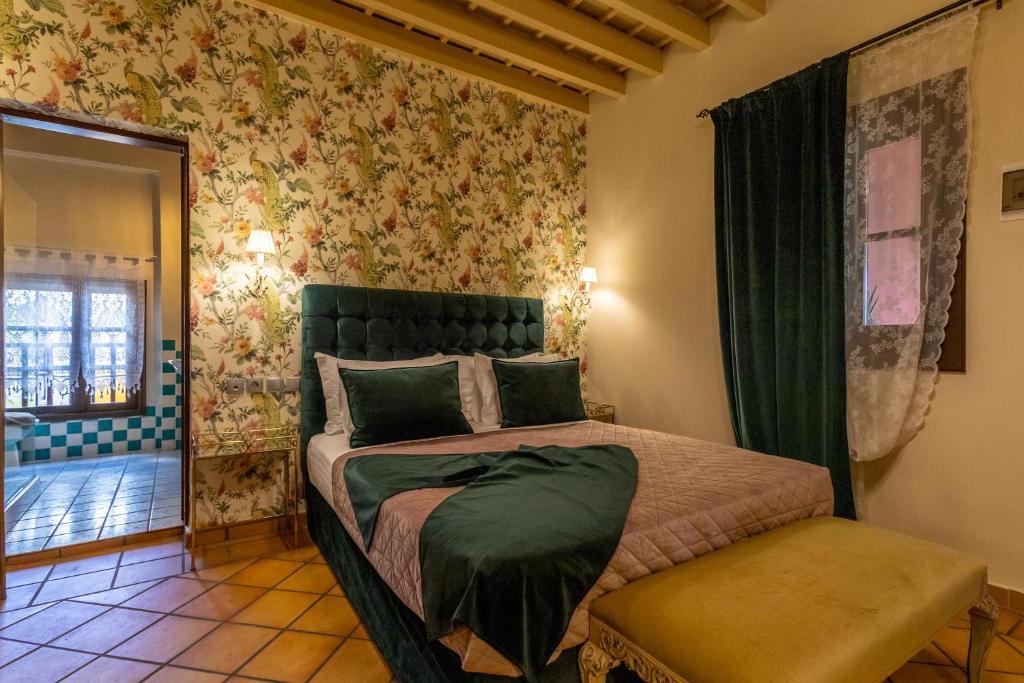Postel nebo postele na pokoji v ubytování April Medieval Hotel