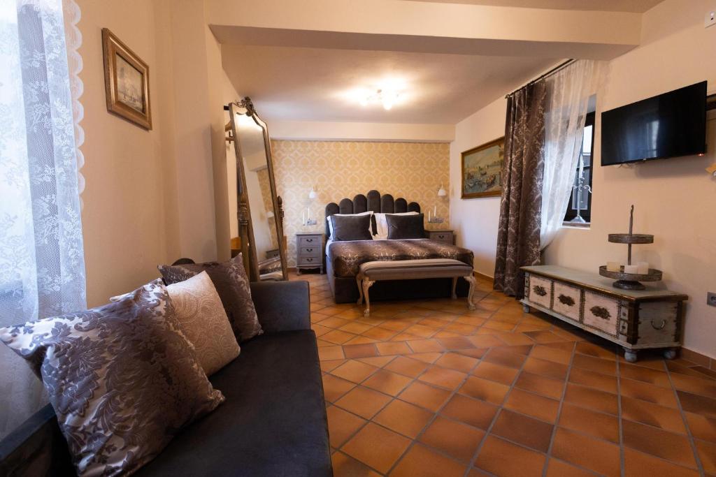 TV a/nebo společenská místnost v ubytování April Medieval Hotel