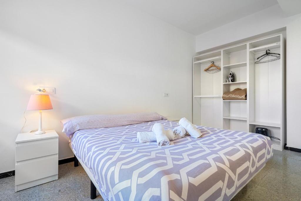 Posteľ alebo postele v izbe v ubytovaní Hauzify I Apartament Riera