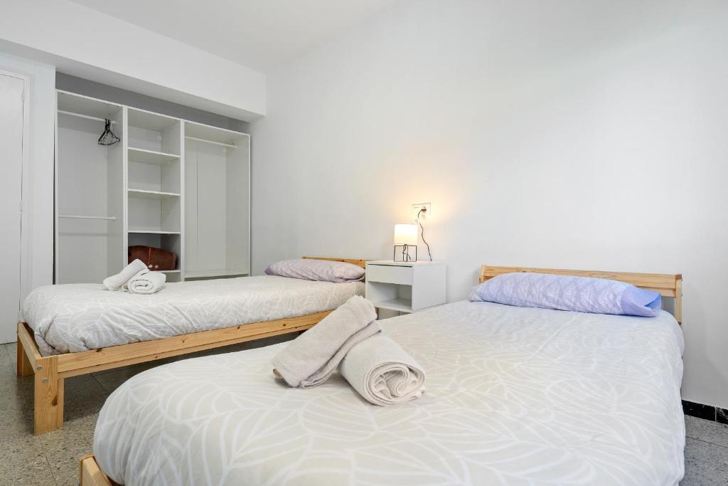 Posteľ alebo postele v izbe v ubytovaní Hauzify I Apartament Riera