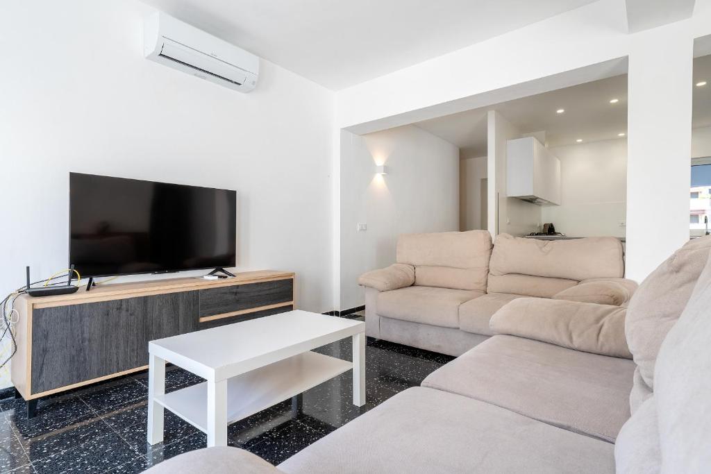 Televízia a/alebo spoločenská miestnosť v ubytovaní Hauzify I Apartament Riera