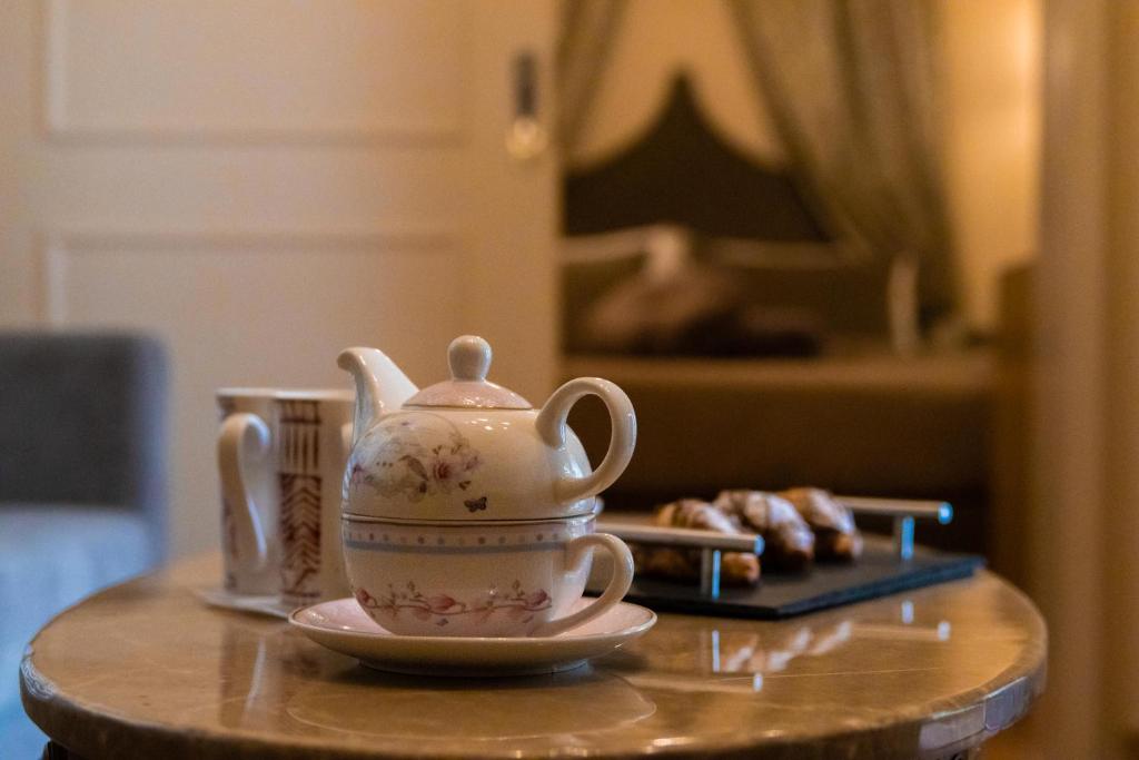Příslušenství pro přípravu čaje a kávy v ubytování April Medieval Hotel