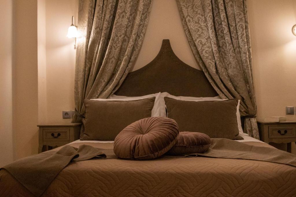 Postel nebo postele na pokoji v ubytování April Medieval Hotel