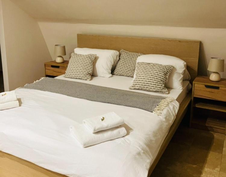 Postel nebo postele na pokoji v ubytování Downtown Apartments with shared kitchen