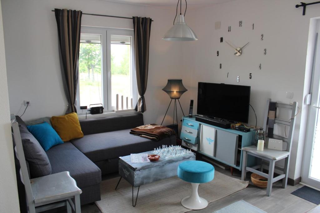 Una sala de estar con un sofá y un televisor. en Panorama house Goč, en Goč