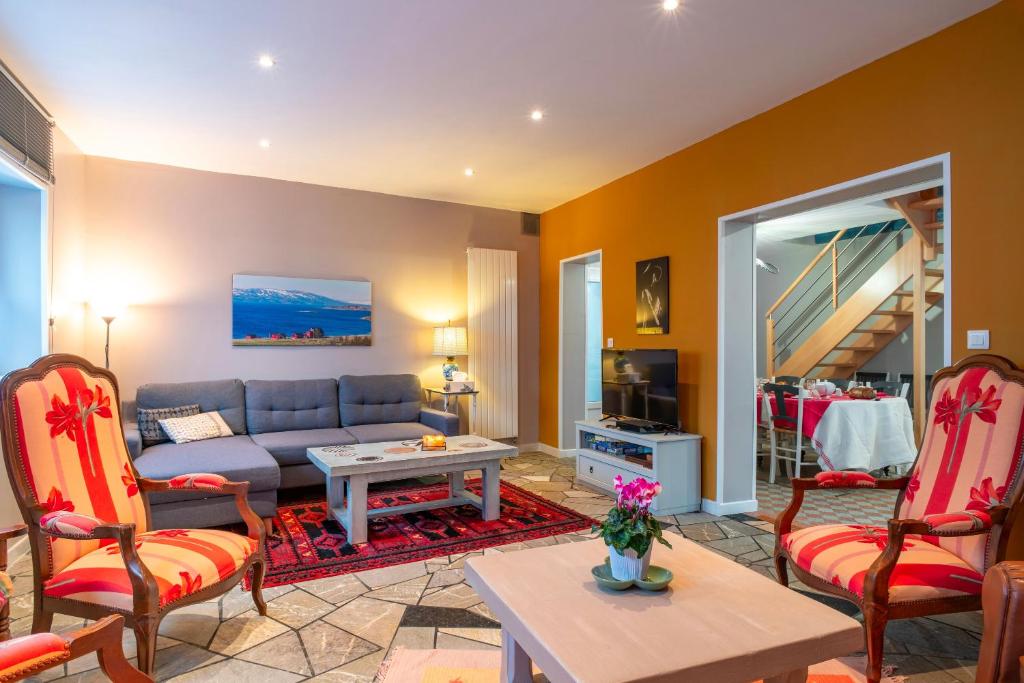 un salon avec un canapé et une table dans l'établissement Hon Ty Glas - Maison proche de plage avec jardin, à Moëlan-sur-Mer