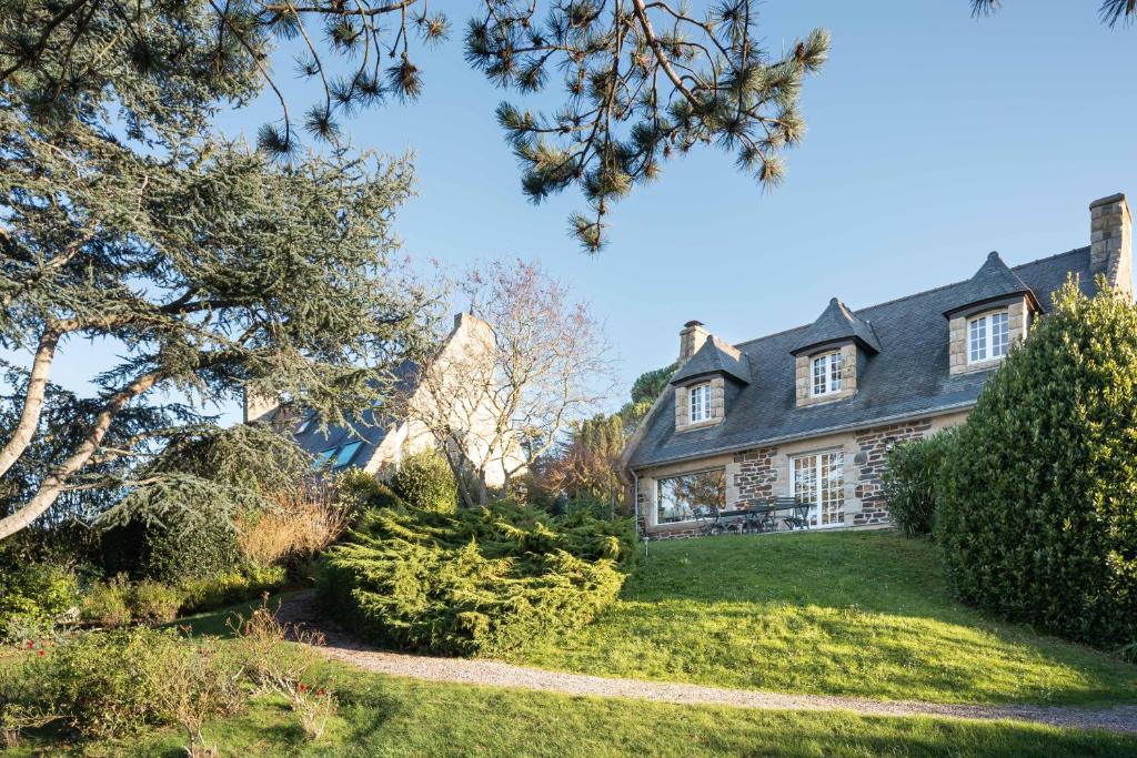 une maison ancienne avec un jardin en face dans l'établissement Ker Val - Belle maison avec jardin proche plage, à Pléneuf-Val-André