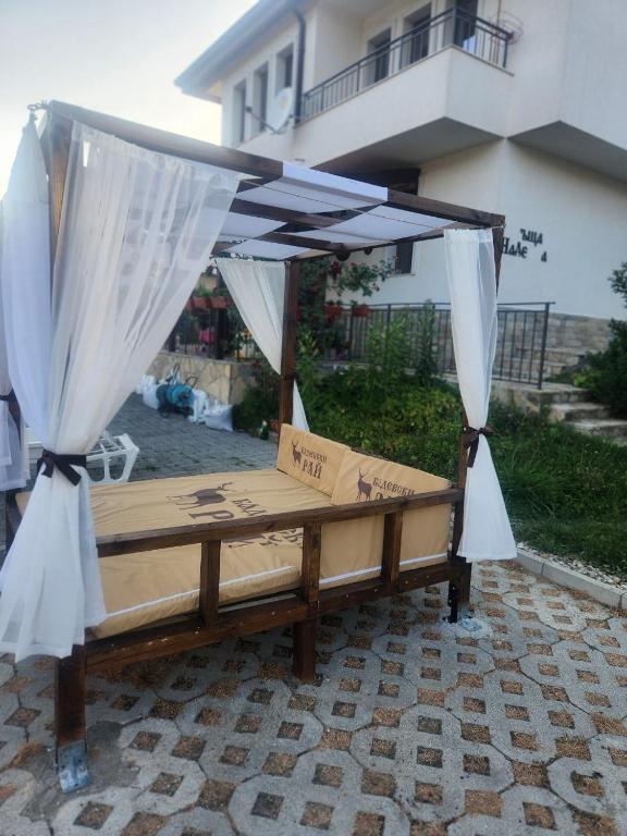 Patio nebo venkovní prostory v ubytování Бадевски рай-къща Вяра