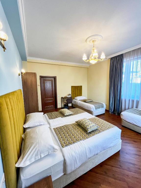 Postel nebo postele na pokoji v ubytování Phazisi Hotel