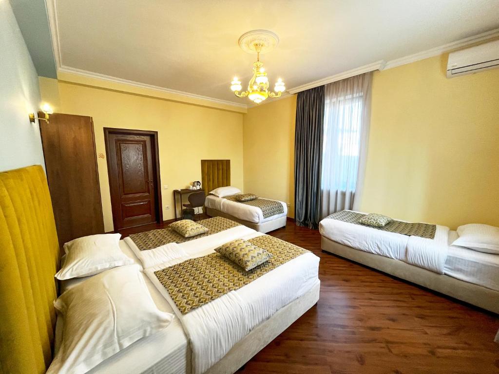 Postel nebo postele na pokoji v ubytování Phazisi Hotel