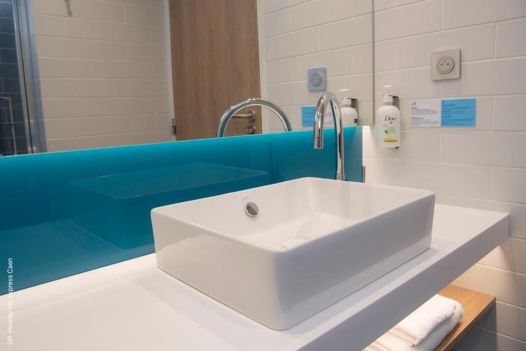 Holiday Inn Express Caen Epron by IHG - Standard Queen Room - Free Breakfast