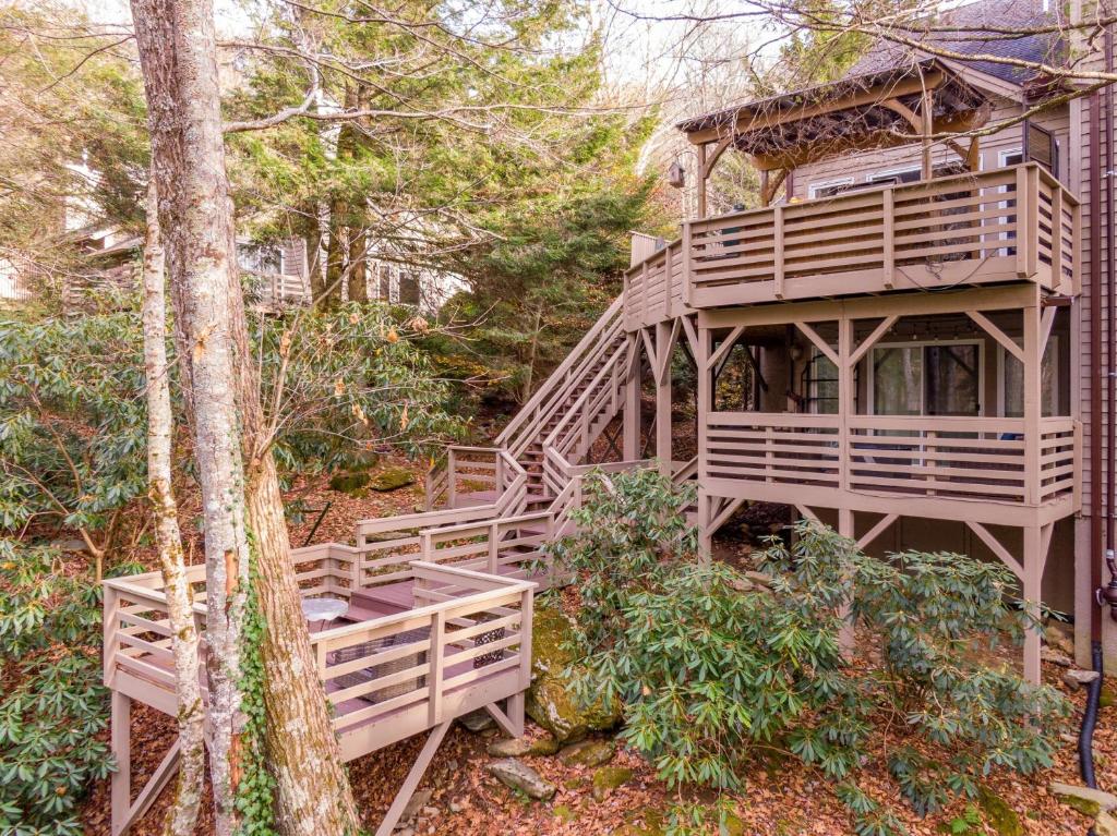 una casa en el árbol en medio del bosque en Sylvan Falls at Yonahlossee, en Blowing Rock