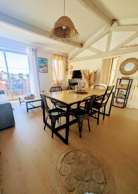 une salle à manger avec une table et des chaises dans l'établissement 42 m2 d'élégance avec terrasse, parking, belle vue, à Collioure