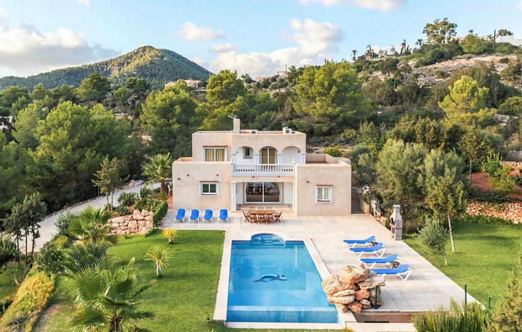 een luchtfoto van een villa met zwembad bij Villa The Pond in Sant Josep