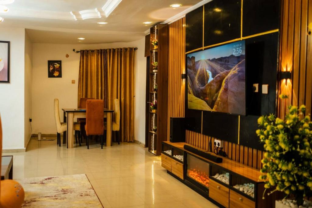 TV a/nebo společenská místnost v ubytování 2-3 Bed Apt with Pool Wi-fi,24hrs Power,ps4