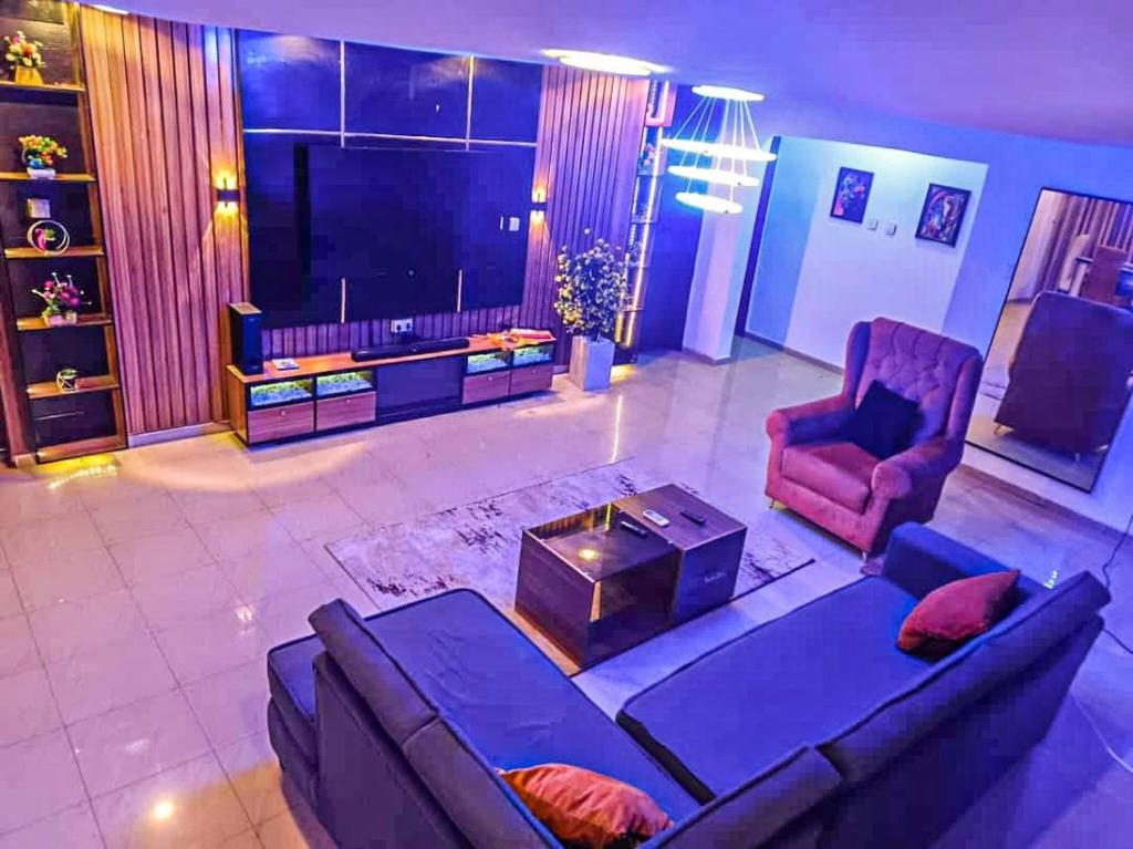TV a/nebo společenská místnost v ubytování 2-3 Bed Apt with Pool Wi-fi,24hrs Power,ps4