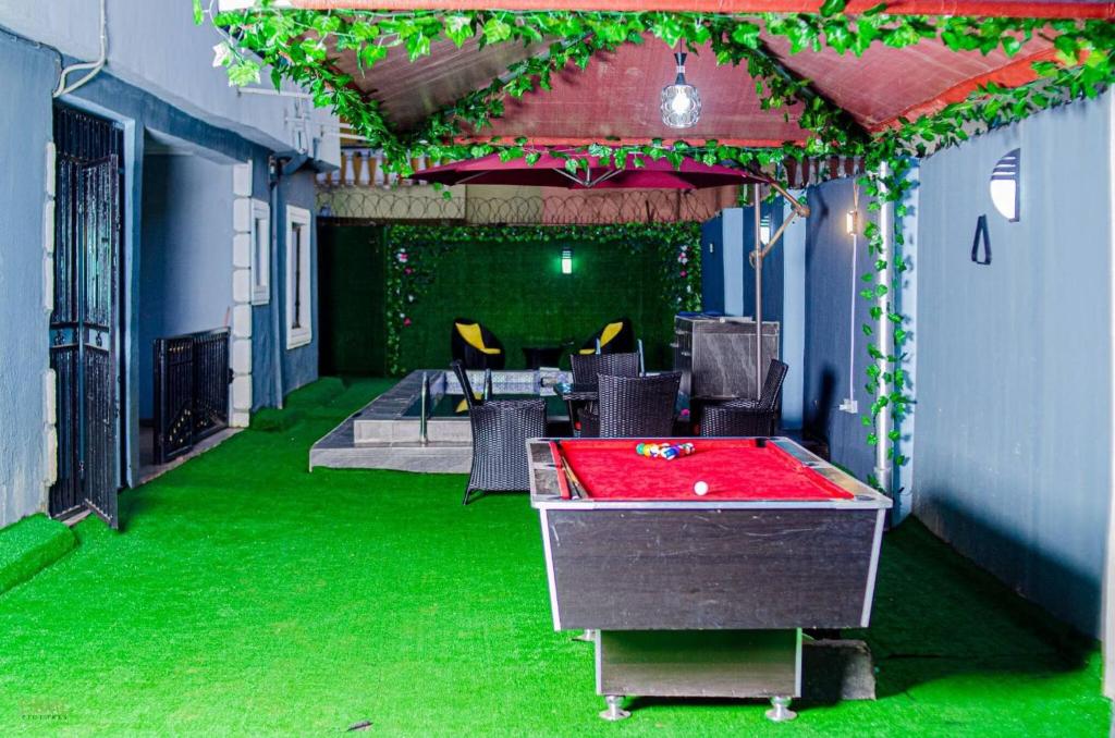 Biliár nebo kulečník v ubytování 2-3 Bed Apt with Pool Wi-fi,24hrs Power,ps4