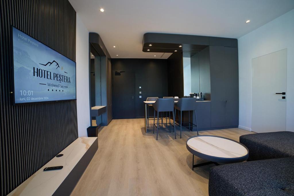 TV a/nebo společenská místnost v ubytování Hotel Pestera Wellness & Spa