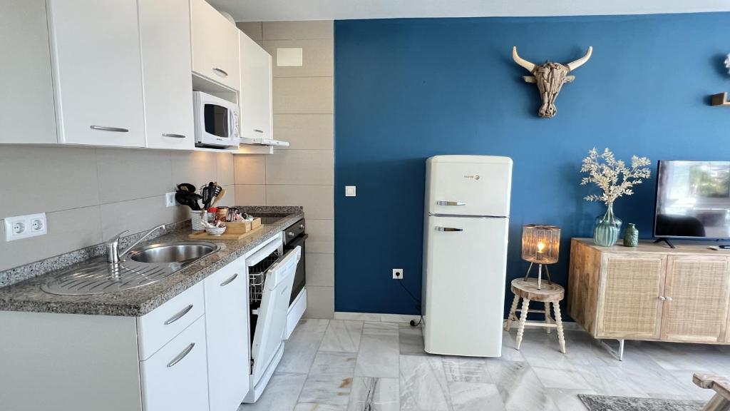 Kuchnia lub aneks kuchenny w obiekcie Primera línea playa Apart 1 Bed CostaOro-CO1BA DELUXE Seafront ó Loft-Studio CostaOro-CO1BB STANDARD