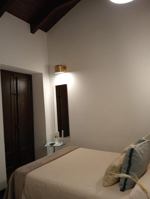 A bed or beds in a room at HOTEL BOUTIQUE ALMA ANDALUSí