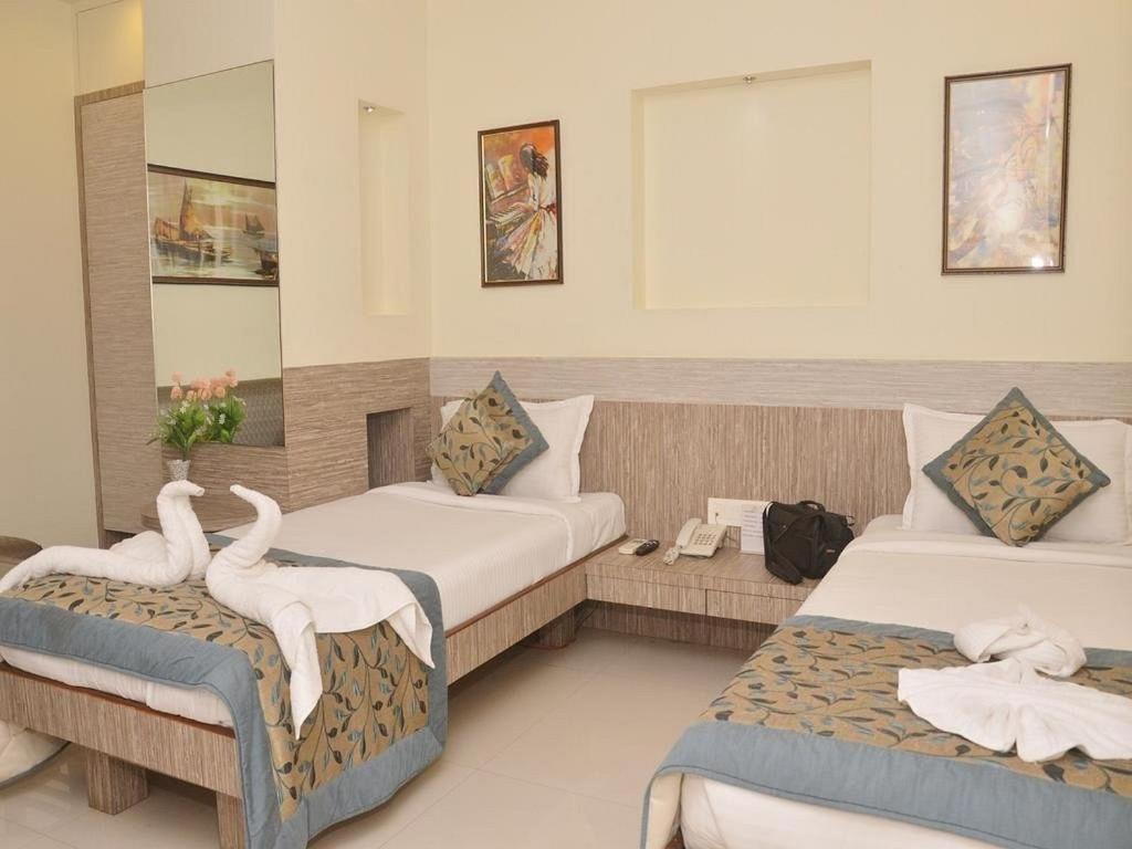 Postel nebo postele na pokoji v ubytování Hotel Shivam Inn