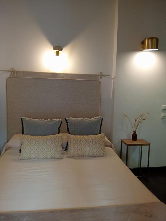 A bed or beds in a room at HOTEL BOUTIQUE ALMA ANDALUSí