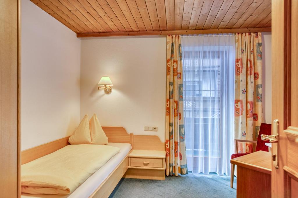 Postel nebo postele na pokoji v ubytování Alpenrose Tux