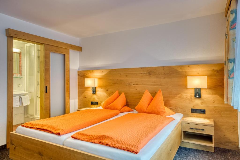 Postel nebo postele na pokoji v ubytování Alpenrose Tux
