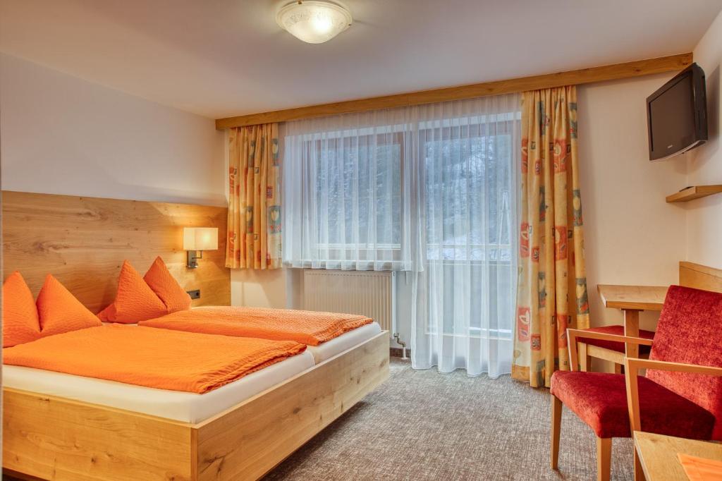 Postel nebo postele na pokoji v ubytování Alpenrose Tux
